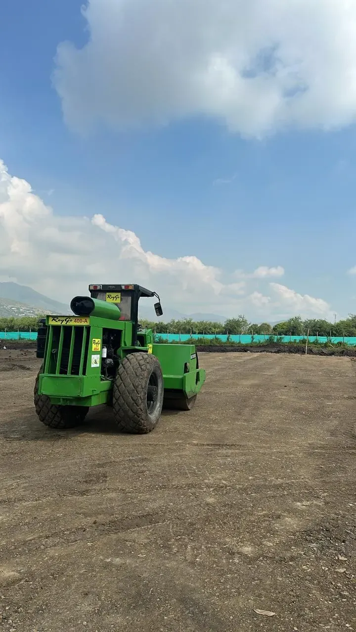 Compactador vibratorio sobre una plataforma de terreno ya nivelada.