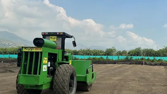 Compactador vibratorio en un frente de obra abierto.