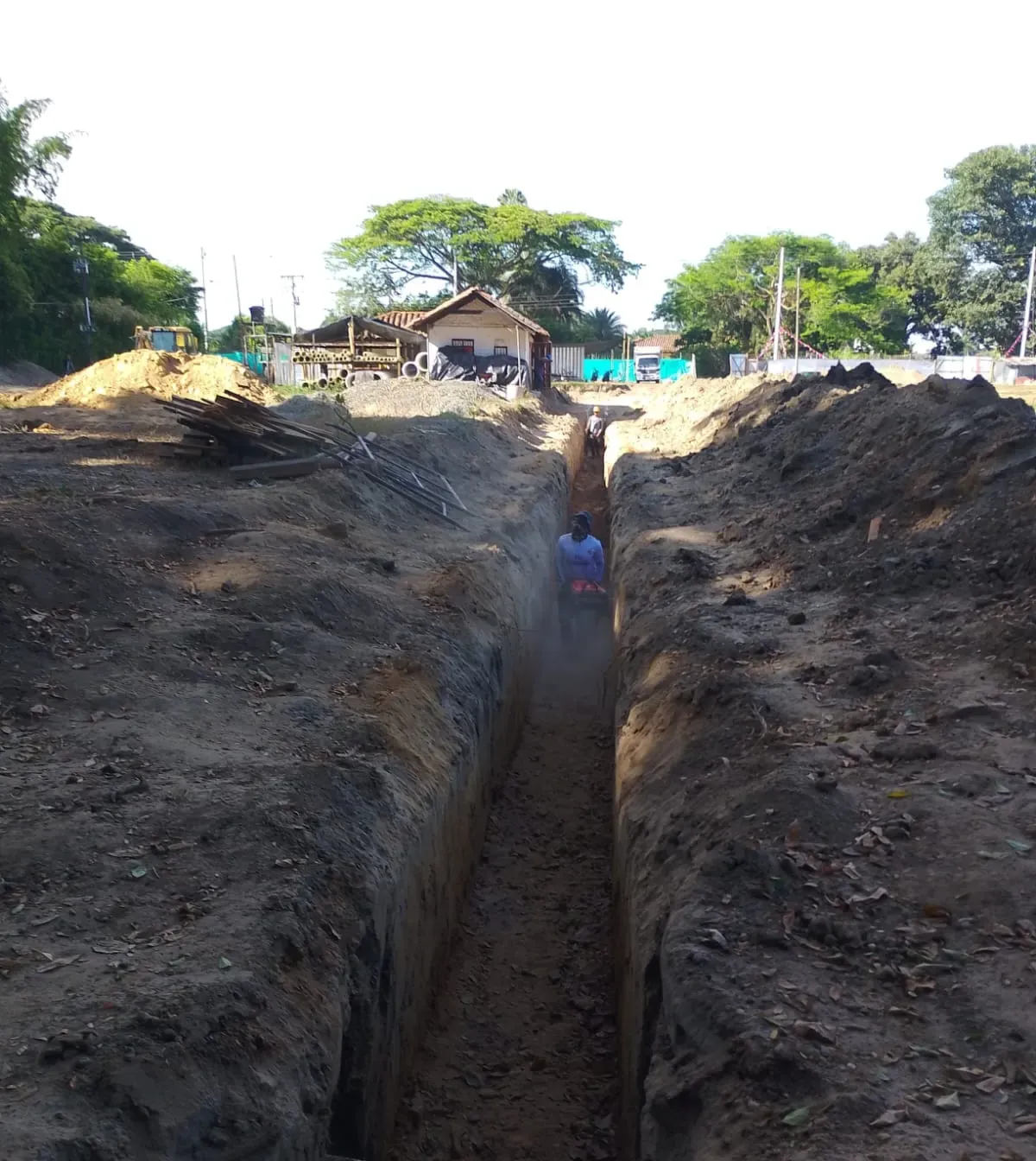 Zanja profunda excavada para la instalación de un colector de alcantarillado.