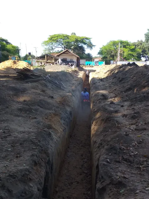 Zanja profunda excavada para la instalación de un colector de alcantarillado.
