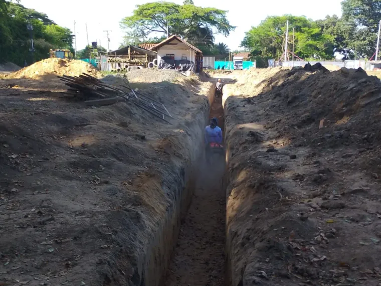 Zanja profunda excavada para la instalación de un colector de alcantarillado.